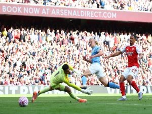 Martinelli tỏa sáng đúng lúc, cứu Arsenal một bàn thua